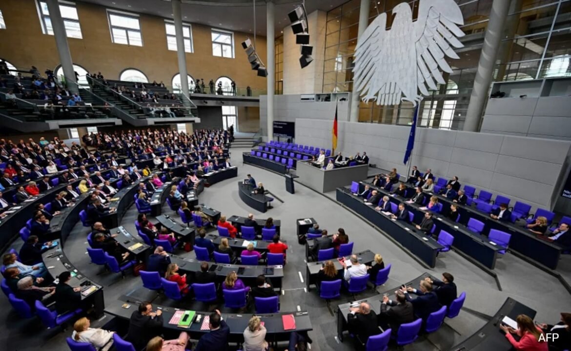 జర్మనీ యొక్క కొత్త పార్లమెంటులో ఆశ్చర్యకరమైన ముఖాలు కుడి-కుడి-కుడి ఉద్భవిస్తాయి
