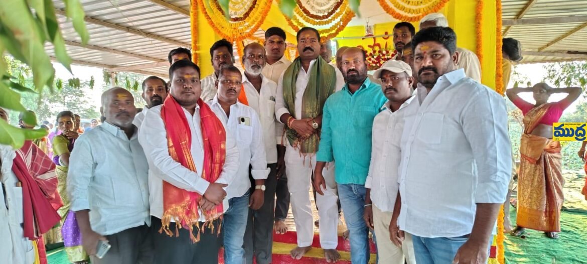 ప్రముఖులను సన్మానించిన ఎల్లమ్మ తల్లి కమిటీ నిర్వాహకులు
