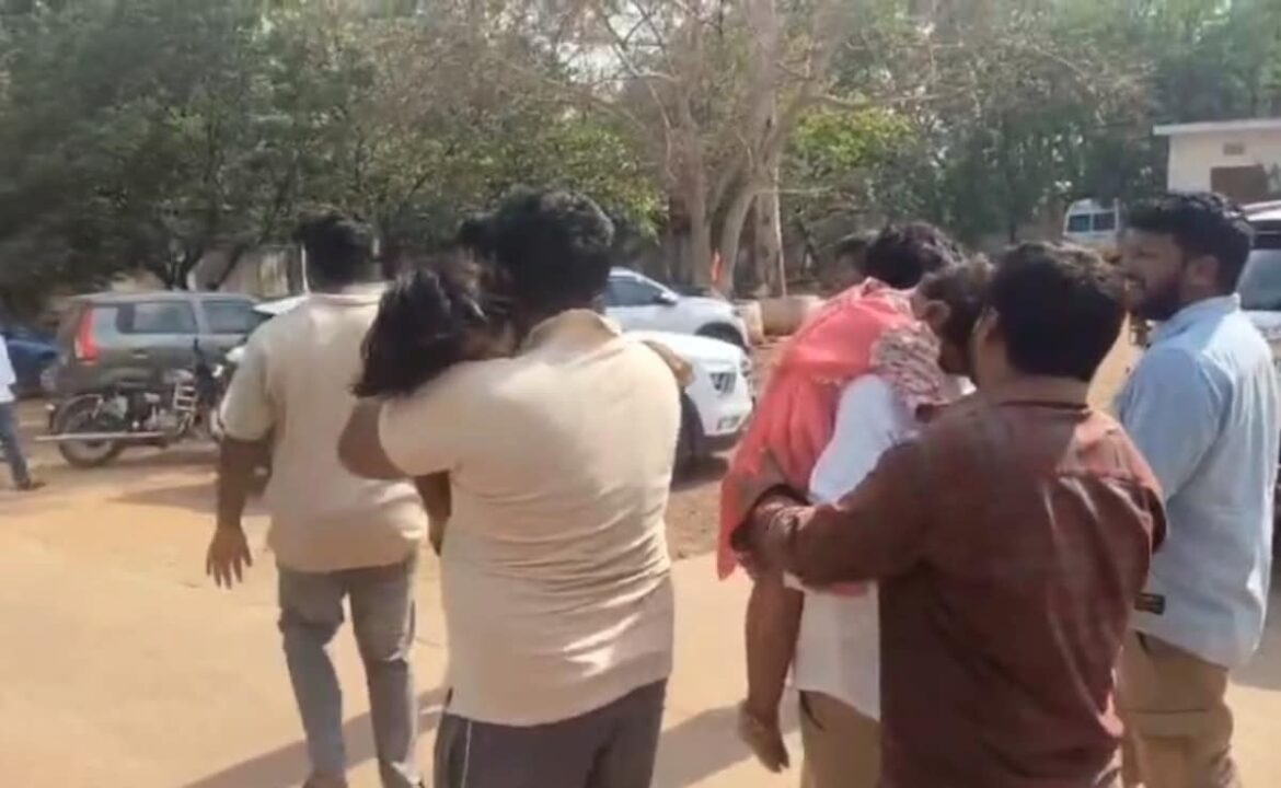 2 అమ్మాయిలను తెలంగాణలో కారు లోపల లాక్ చేశారు. 2 గంటల తరువాత 2 అమ్మాయిలను తెలంగాణలో కారు లోపల లాక్ చేశారు. 2 గంటల తరువాత చనిపోయినట్లు కనుగొనబడింది