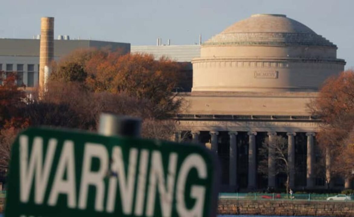 9 MIT విద్యార్థులు, పరిశోధకులు ట్రంప్స్ ఇమ్మిగ్రేషన్ అణిచివేత మధ్య వీసాలను కోల్పోతారు
