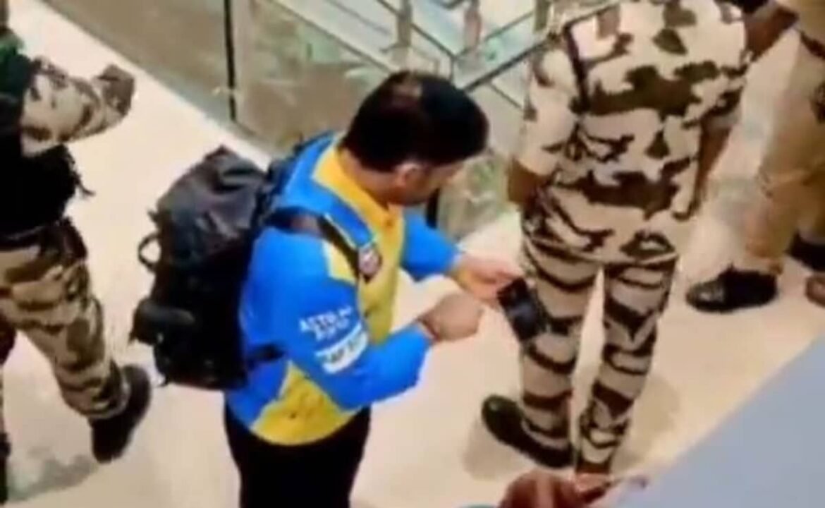 Ms ధోని వీల్ చైర్ -బౌండ్ వృద్ధ అభిమానితో హృదయపూర్వక క్షణం పంచుకుంటాడు - వీడియో వైరల్ అవుతుంది
