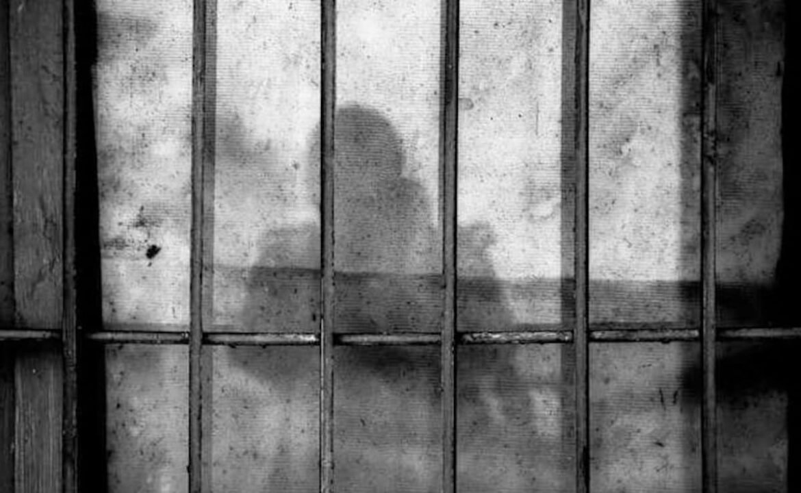 అత్యాచారం ఆరోపణలు ఎదుర్కొంటున్న వ్యక్తి ఒడిశా జైలులో ప్రాణాలతో బయటపడతాడు
