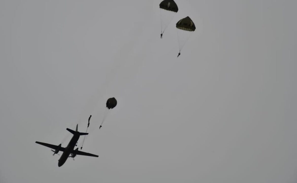 ఆగ్రాలో పారాచూట్ జంప్ సమయంలో వైమానిక దళం బోధకుడు గాయాలతో బాధపడుతున్నారని మరణిస్తాడు
