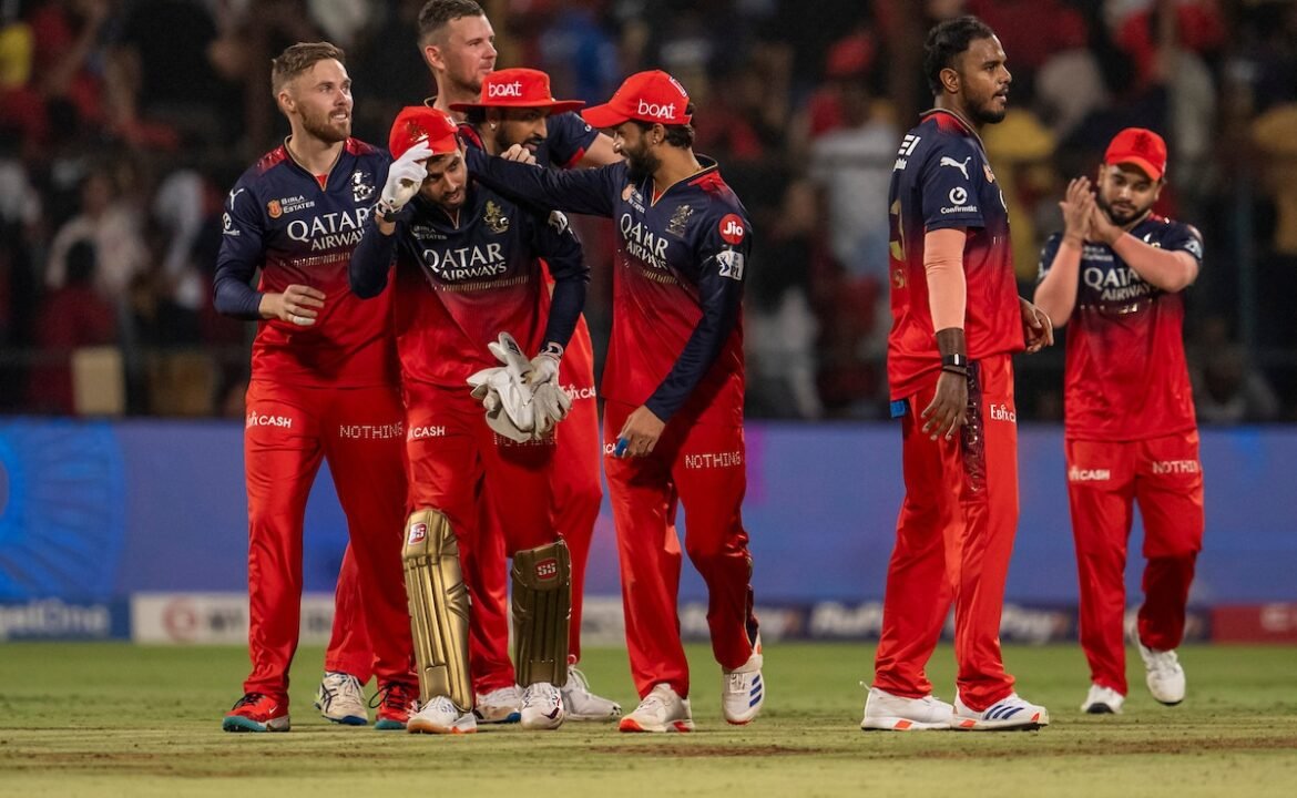 ఆర్‌సిబి స్టార్ సుయాష్ శర్మ క్యాప్‌తో బంతిని తీస్తాడు, ఇంకా 5 పరుగుల పెనాల్టీ ఇవ్వలేదు. ఇక్కడ ఎందుకు ఉంది
