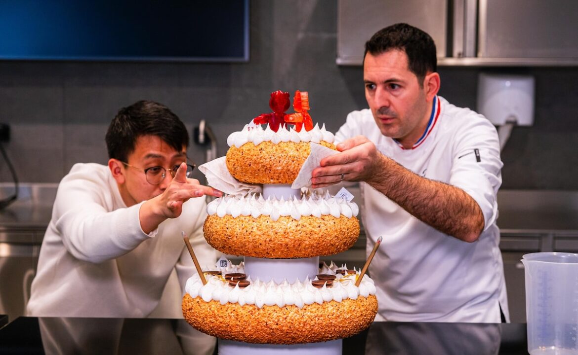 ఈ వినూత్న “రోబోటిక్ కేక్” తినదగిన చాక్లెట్ బ్యాటరీల ద్వారా వెలిగిపోయింది – ఈ వినూత్న "రోబోటిక్ కేక్" తినదగిన చాక్లెట్ బ్యాటరీల ద్వారా వెలిగిపోయింది