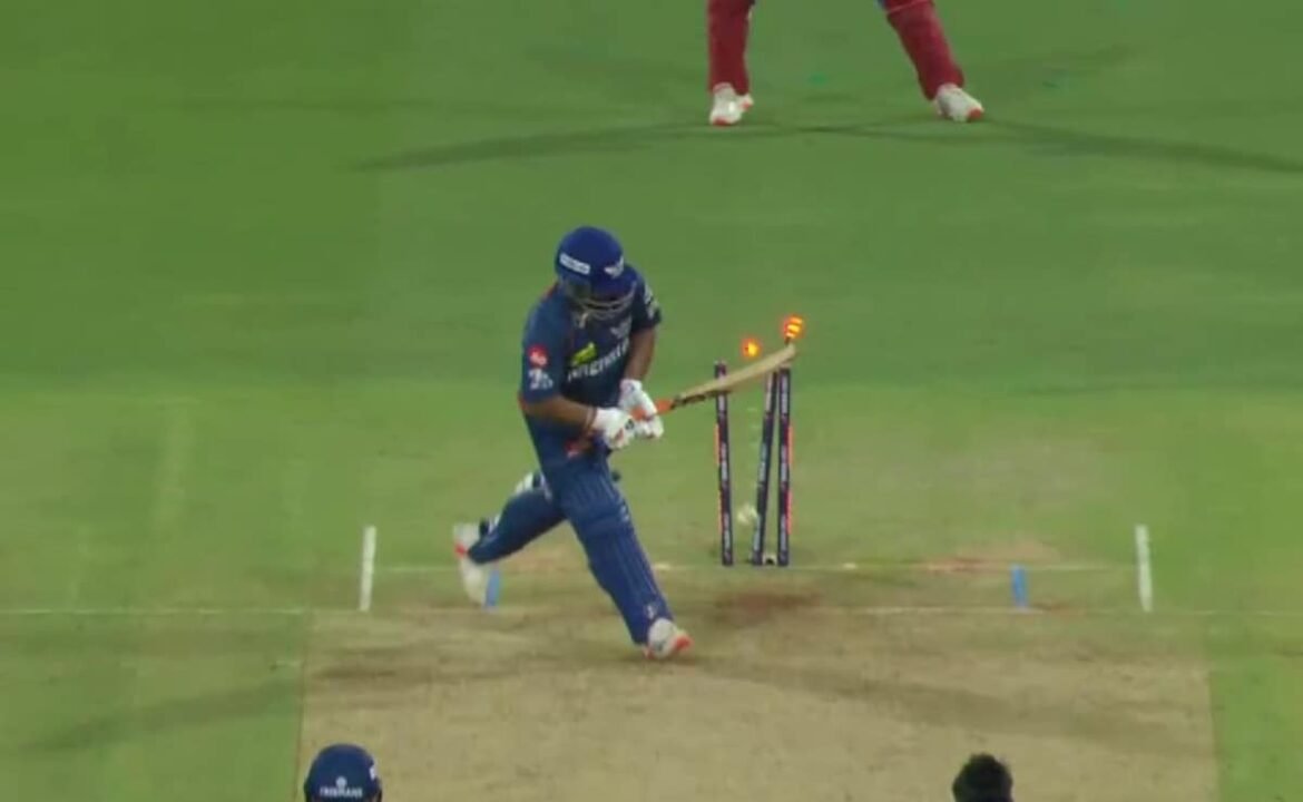 ఎల్‌ఎస్‌జి వర్సెస్ డిసి కోసం రిషబ్ పంత్ గబ్బిలాలు, 2 బంతుల కోసం గబ్బిలాలు 0 కి బయలుదేరుతాయి. ఇంటర్నెట్ ఇలా చెబుతోంది: "రూ .7 27 కోట్లు ..."
