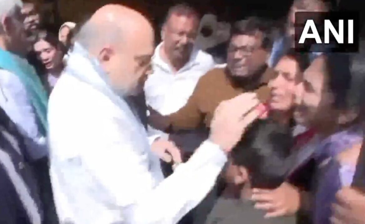 కన్నీళ్ళు, అమిత్ షా పహల్గామ్ టెర్రర్ దాడి నుండి బయటపడిన వారిని కలుసుకుంటాడు కన్నీళ్ళు, అమిత్ షా పహల్గామ్ టెర్రర్ దాడి నుండి బయటపడిన వారిని కలుసుకుంటాడు