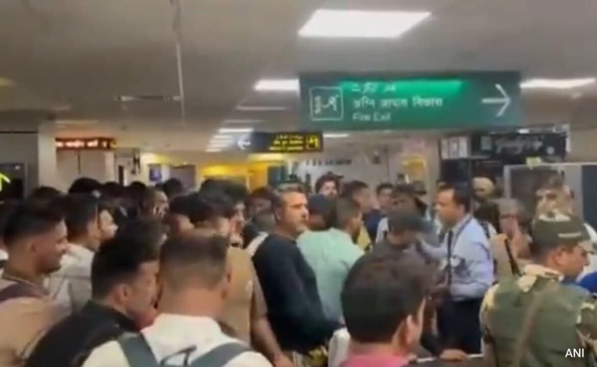 చెడు వాతావరణం కారణంగా ఫ్లైయర్స్ జమ్మూలో చాలా ఆలస్యం అవుతుందని ఫిర్యాదు చేస్తారు
