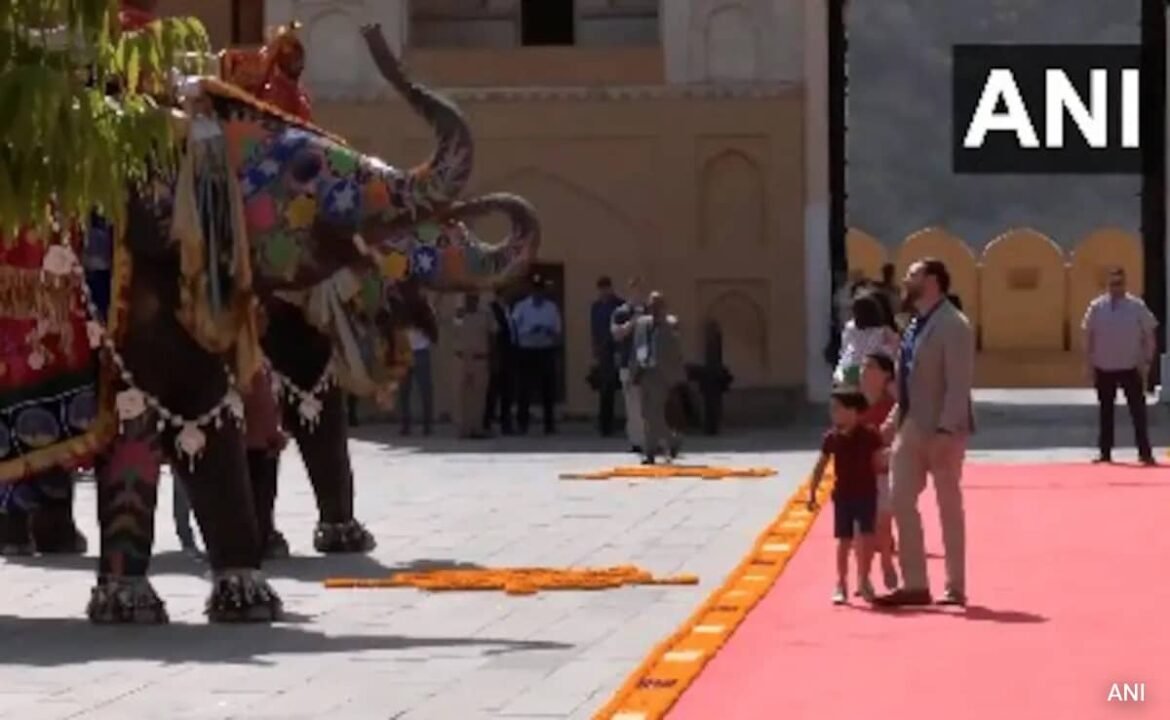 జెడి వాన్స్ ఏనుగులు స్వాగతించిన జైపూర్ సమీపంలో అమెర్ కోటను సందర్శిస్తాడు
