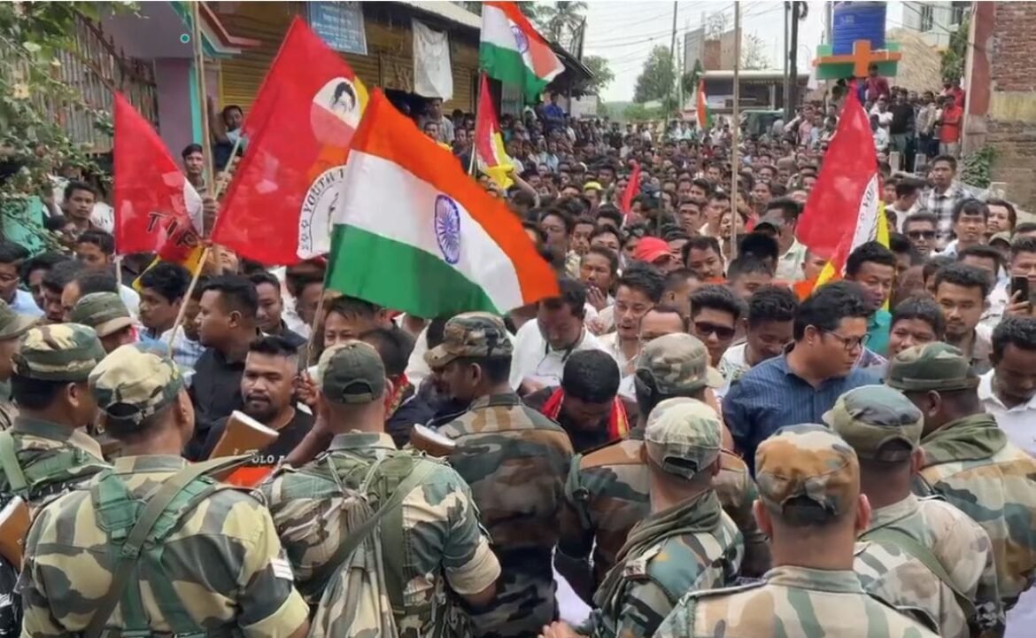 త్రిపుర సరిహద్దు సమీపంలో బంగ్లాదేశ్ నిర్మించిన గట్టుకు వ్యతిరేకంగా నిరసన
