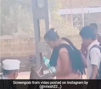 దాహం ఉన్న మంకీ వైరల్ కు నీరు అందించే మహిళ యొక్క హృదయపూర్వక దాహం ఉన్న మంకీ వైరల్ కు నీరు అందించే మహిళ యొక్క హృదయపూర్వక వీడియో