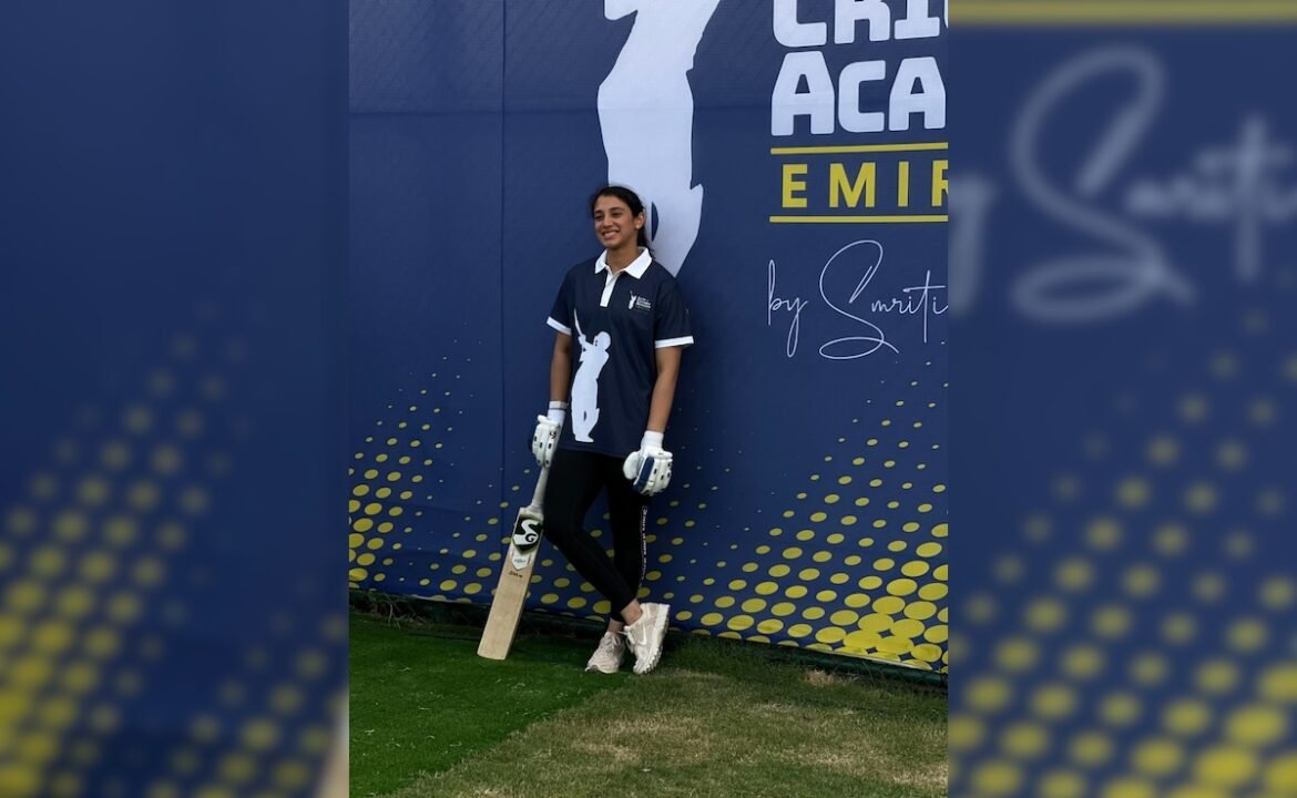 దుబాయ్‌లో స్మృతి మంధనా, డాన్ భగవతి 'సిటీ క్రికెట్ అకాడమీ చేత స్మ్రితి మంధనా'
