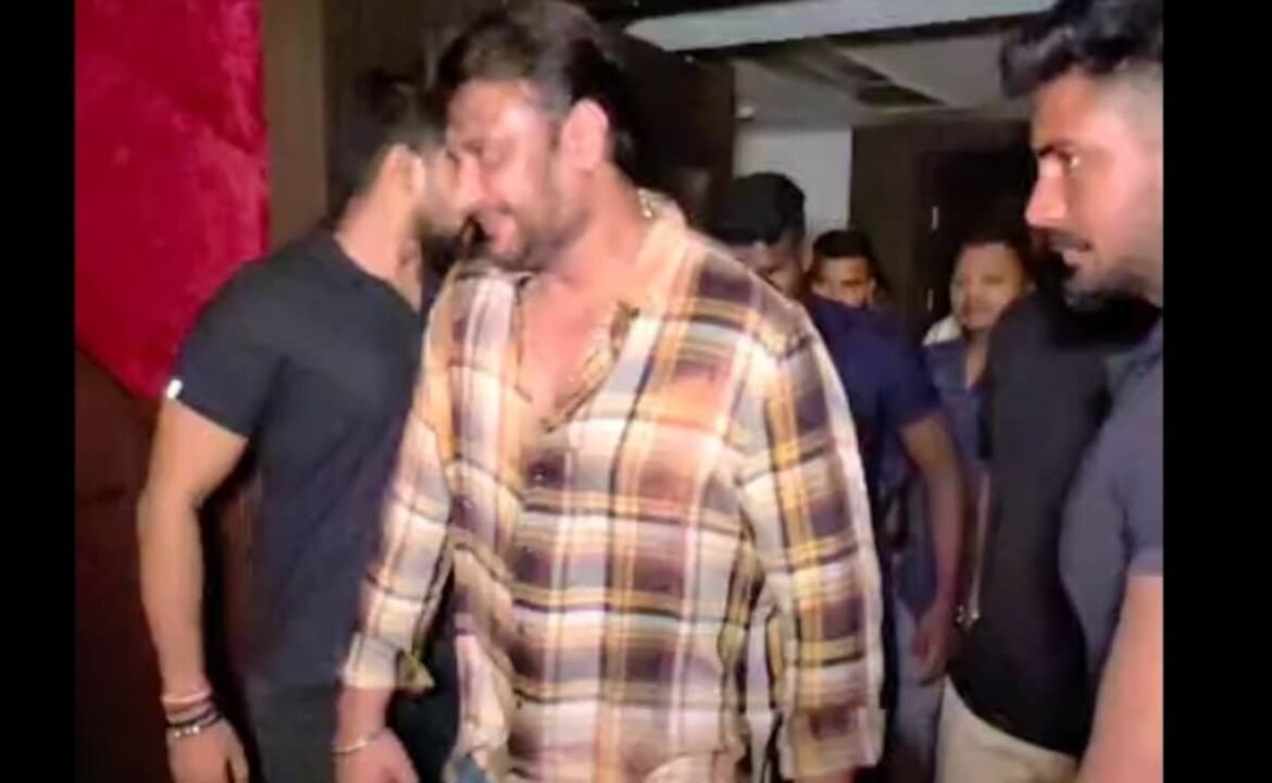 నటుడు దర్శన్ చిత్ర కార్యక్రమానికి హాజరయ్యారు, 'బ్యాక్ పెయిన్' పై రేనుకా స్వామి హత్య విచారణను దాటవేస్తాడు
