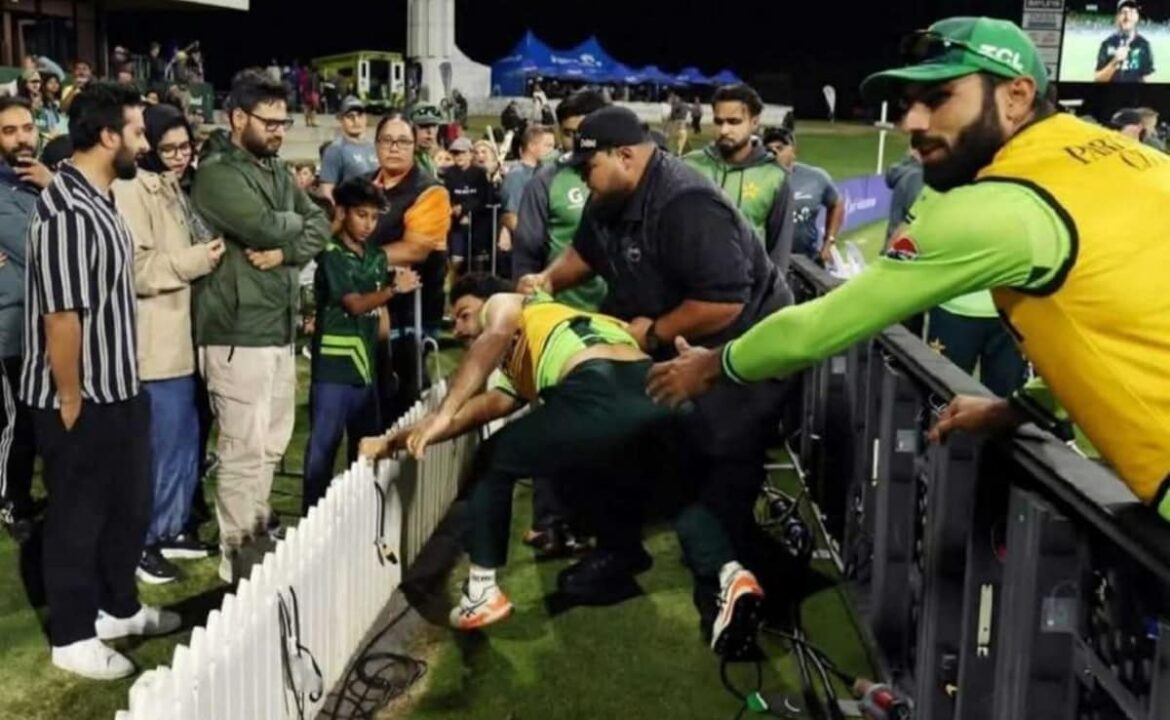 పాకిస్తాన్ క్రికెట్ బోర్డు పాక్ vs nz 3 వ వన్డే సమయంలో పాకిస్తాన్ క్రికెట్ బోర్డు పాక్ vs nz 3 వ వన్డే సమయంలో ఖుష్డిల్ షా ప్రేక్షకుడిపై దాడి చేసిన తరువాత నిశ్శబ్దాన్ని విచ్ఛిన్నం చేస్తుంది