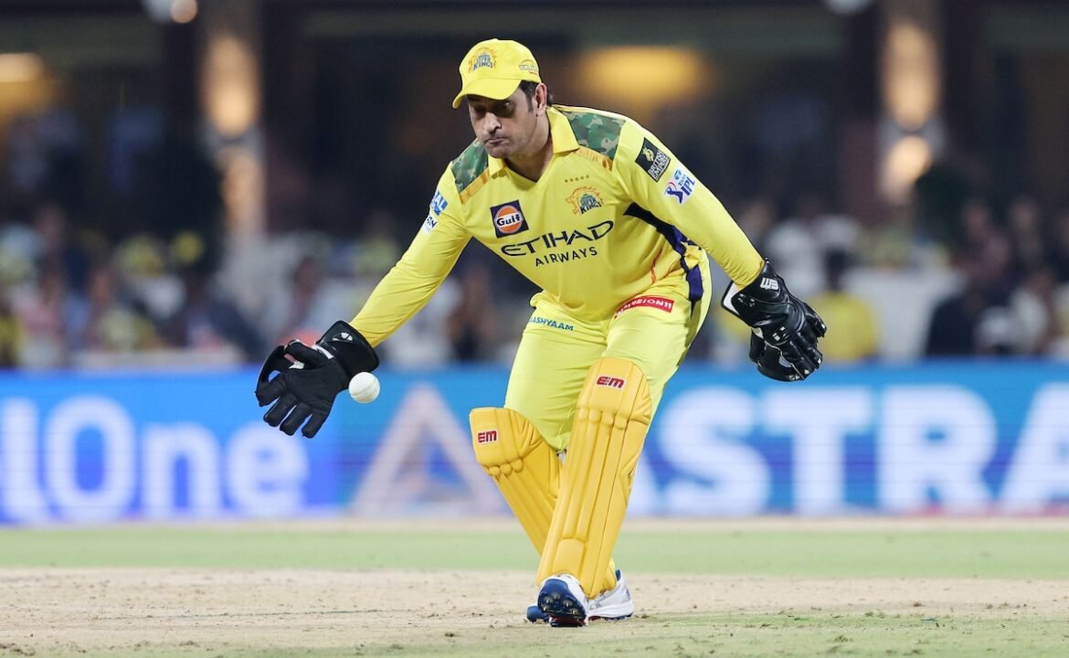 పుకార్లు అడవి మంటలా వ్యాపించడంతో Ms ధోని ఐపిఎల్ పదవీ విరమణపై నిశ్శబ్దాన్ని విచ్ఛిన్నం చేస్తుంది
