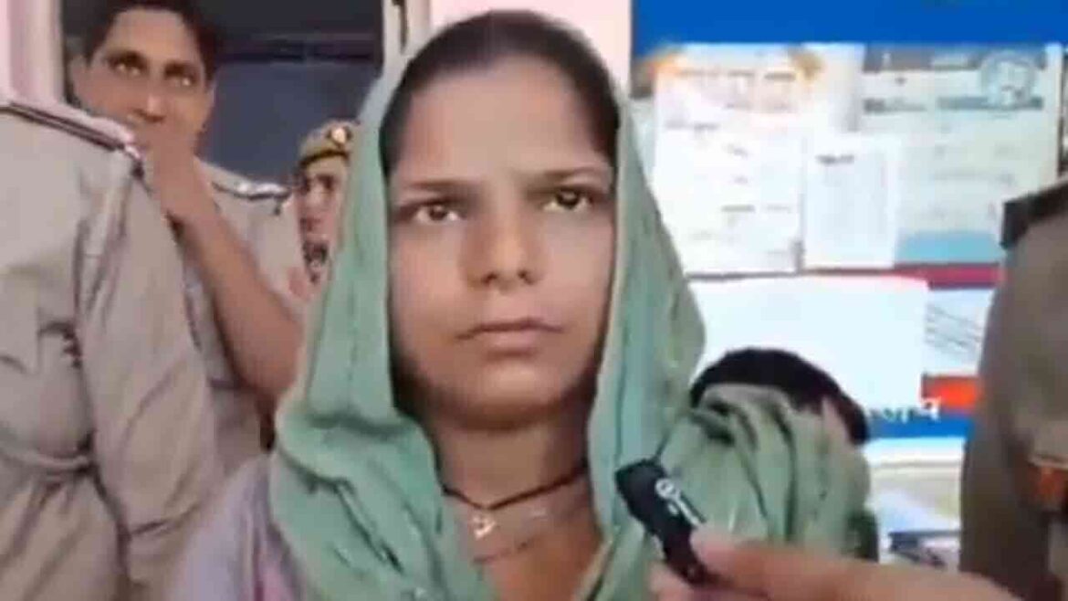 ప్రియుడితో కలిసి కలిసి భర్తను చంపి .. పాము పాము కాటు వేసిందని చెప్పి చెప్పి ..
