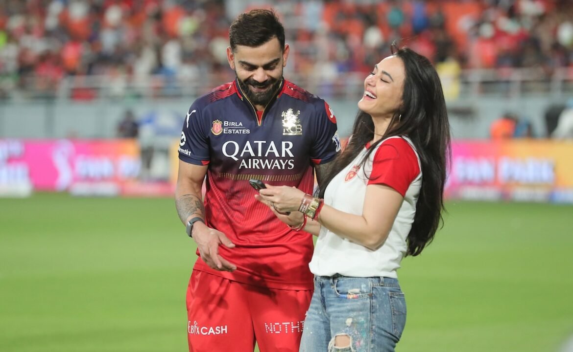 ప్రీతి జింటా అభిమాని ద్వారా విరాట్ కోహ్లీతో చాట్ గురించి అడిగారు. పంజాబ్ కింగ్స్ సహ యజమాని ఇలా అంటాడు: "ఫోటోలను చూపిస్తున్నారు ..."
