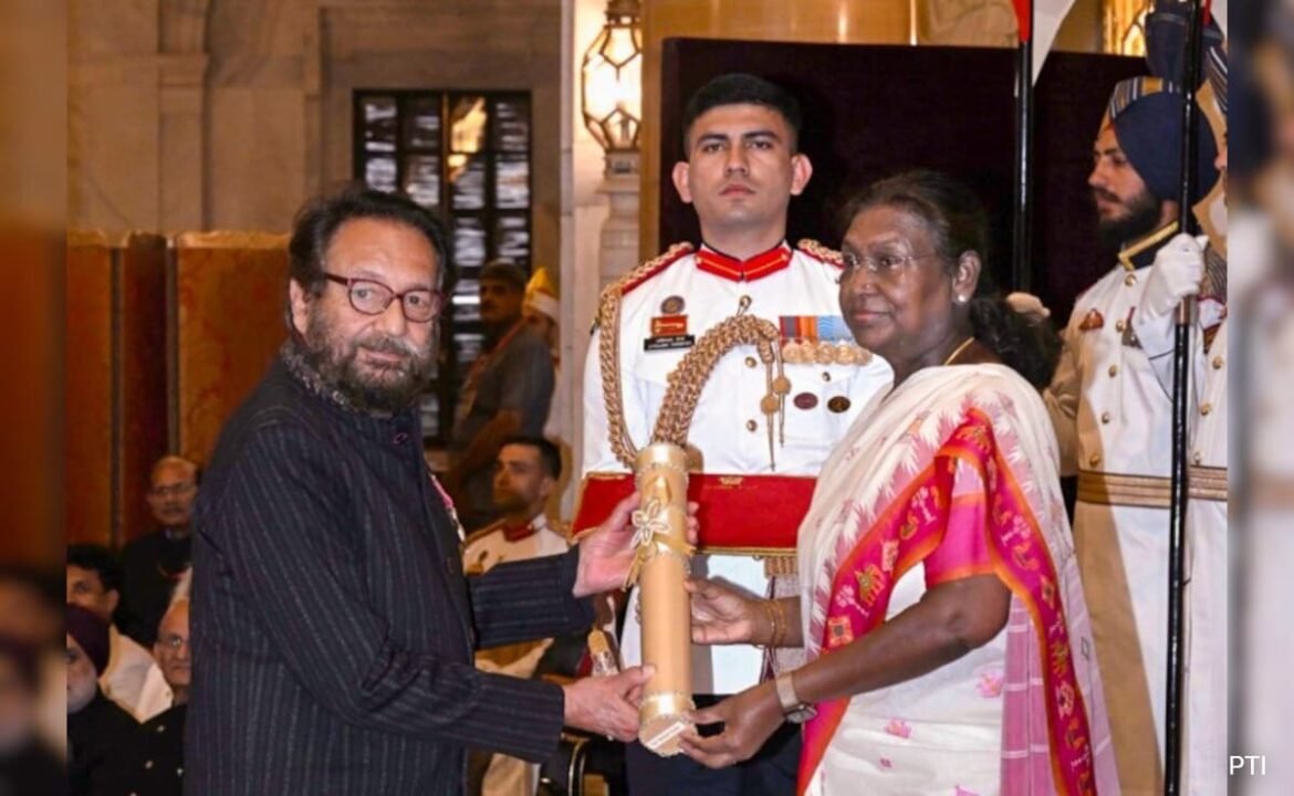 ప్రెసిడెంట్ పద్మ అవార్డులను అందజేస్తాడు. షేఖర్ కపూర్, ఎస్ అజిత్, ఆర్ అశ్విన్ మధ్య అవార్డు పొందినవారు
