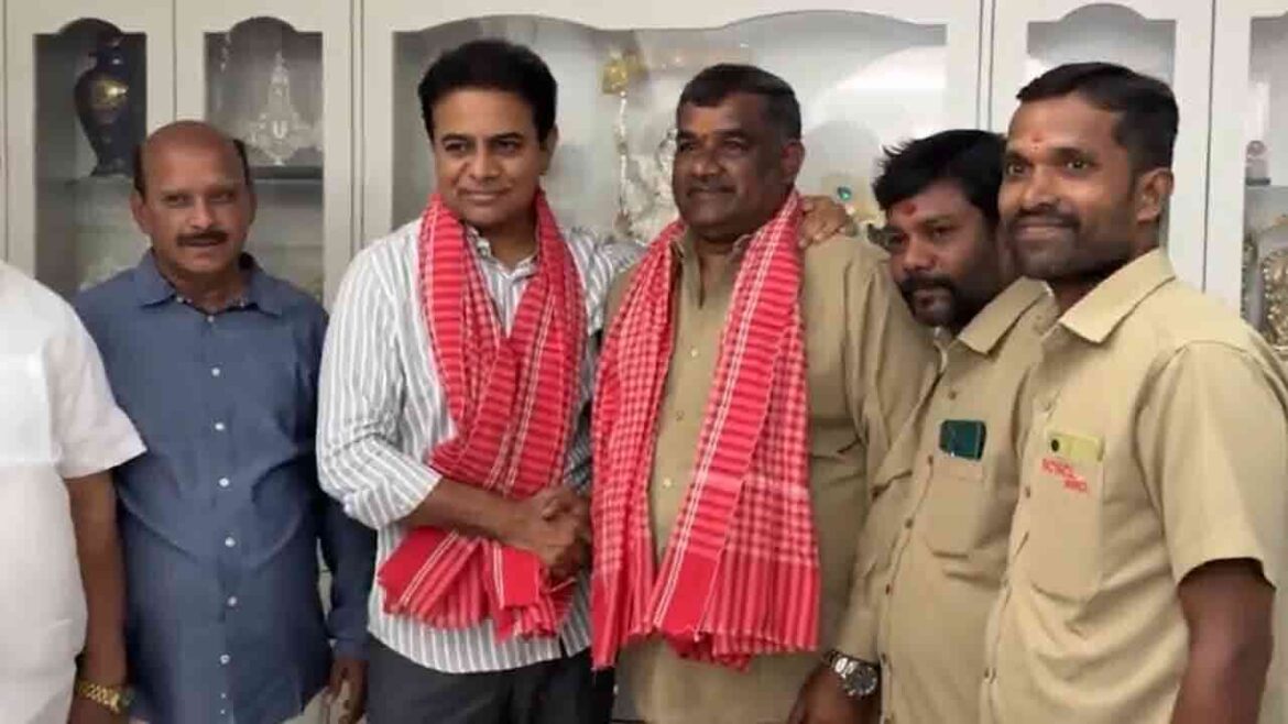 బీఆర్ఎస్ పార్టీకి హమాలీలు హమాలీలు భారీ విరాళం .. రజతోత్సవ సభ కోసం కేటీఆర్‌కు అందజేత అందజేత
