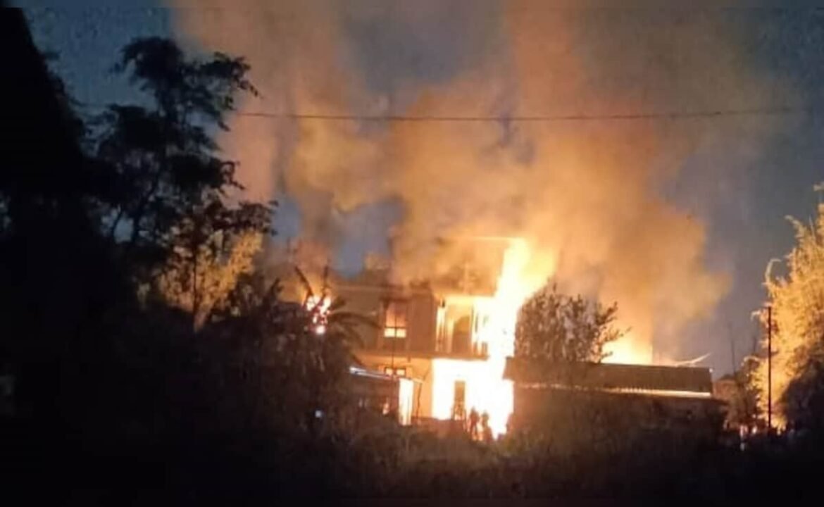 మణిపూర్లో WAQF బిల్లుపై నిరసనలు, బిజెపి నాయకుడి హౌస్ టార్చ్
