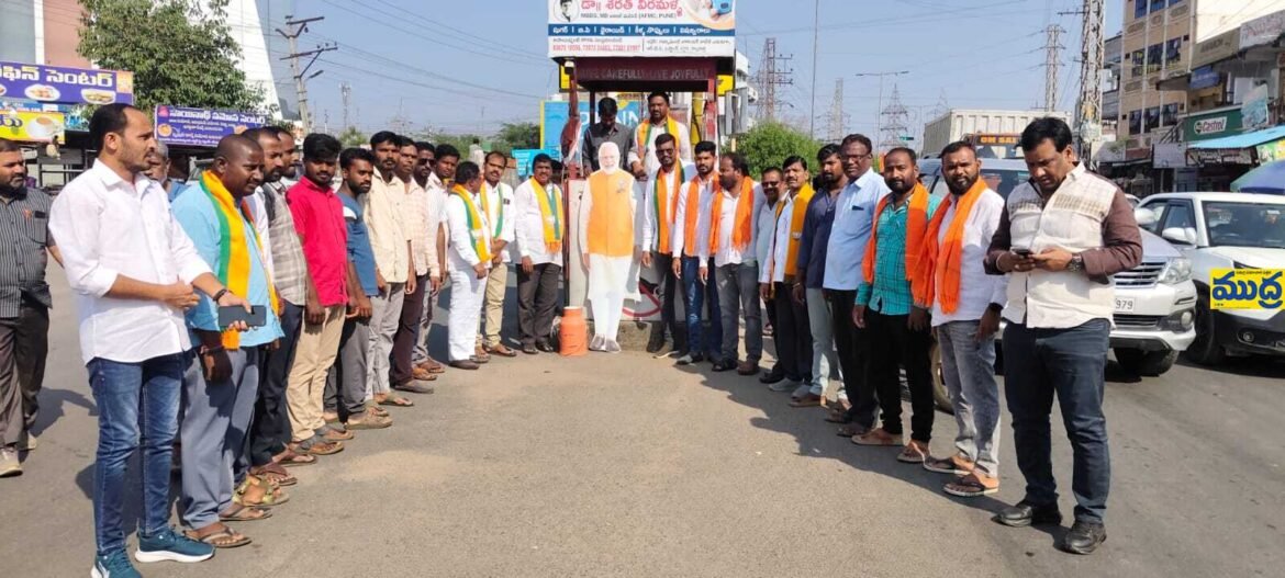 మోడీ చిత్రపటానికి పాలాభిషేకం - ముద్రా న్యూస్
