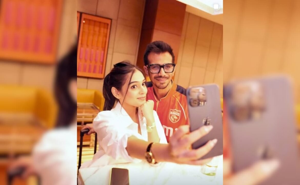 యుజ్వేంద్ర చాహల్ ఆర్‌జె మహ్వాష్‌తో ఫోటోను పోస్ట్ చేసి, ఆపై పోస్ట్‌పై ఇలా వ్యాఖ్యానించారు: "మీరు అబ్బాయిలు నా వెన్నెముక"
