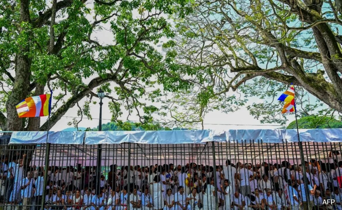 శ్రీలంకలో 10 కిలోమీటర్ల పొడవైన క్యూలు పవిత్రమైన దంతాలను చూడటానికి బౌద్ధులు
