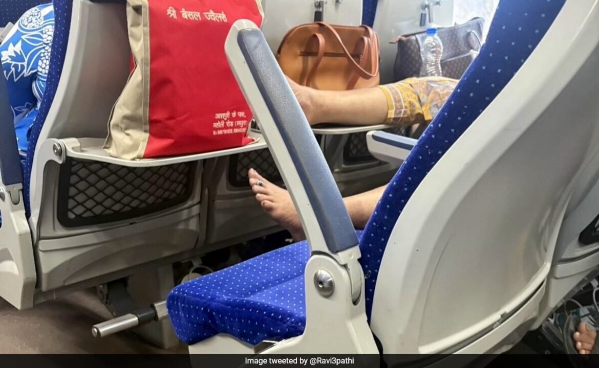 స్త్రీ రైలు ఆర్మ్‌రెస్ట్‌లో అడుగులు వేస్తుంది, పౌర మర్యాదపై ఆన్‌లైన్ చర్చను స్పార్క్స్ చేస్తుంది
