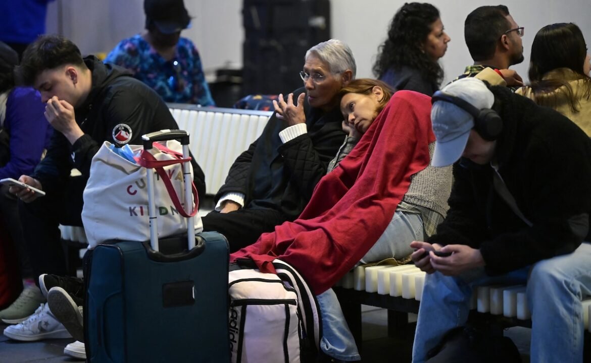 స్పెయిన్ పవర్ బ్లాక్అవుట్లో చిక్కుకున్న 11 ప్రయాణీకుల రైళ్లు: మంత్రిత్వ శాఖ
