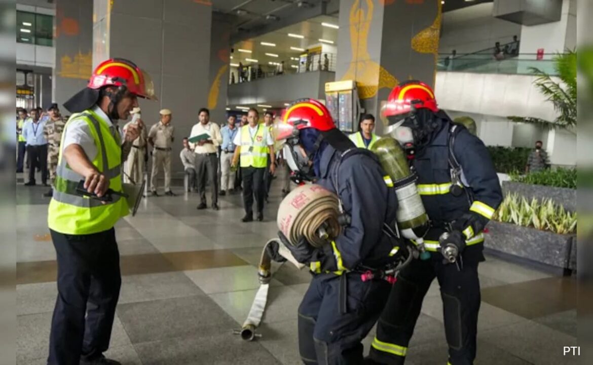 Delhi ిల్లీ అత్యవసర సంసిద్ధత డ్రిల్‌లో 15 నిమిషాల పవర్ బ్లాక్అవుట్ గమనించాడు
