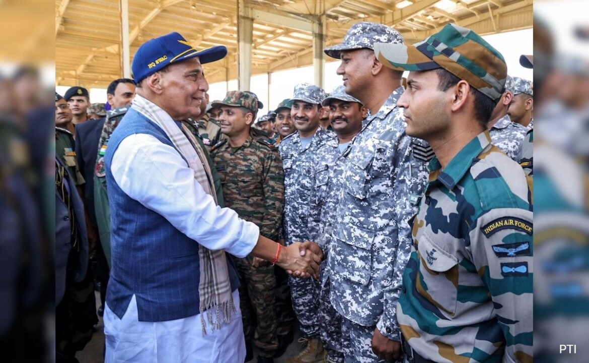 IMF పాకిస్తాన్‌కు సహాయాన్ని పునరాలోచించాలి అని రాజ్‌నాథ్ సింగ్ చెప్పారు
