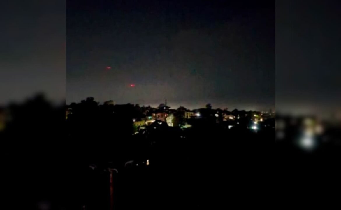 ఆపరేషన్ సిందూర్ ప్రత్యక్ష నవీకరణలు: పాక్ దాడి మధ్య అనేక నగరాల్లో విమానాశ్రయాలు హెచ్చరిక, సైరన్లు, బ్లాక్అవుట్
