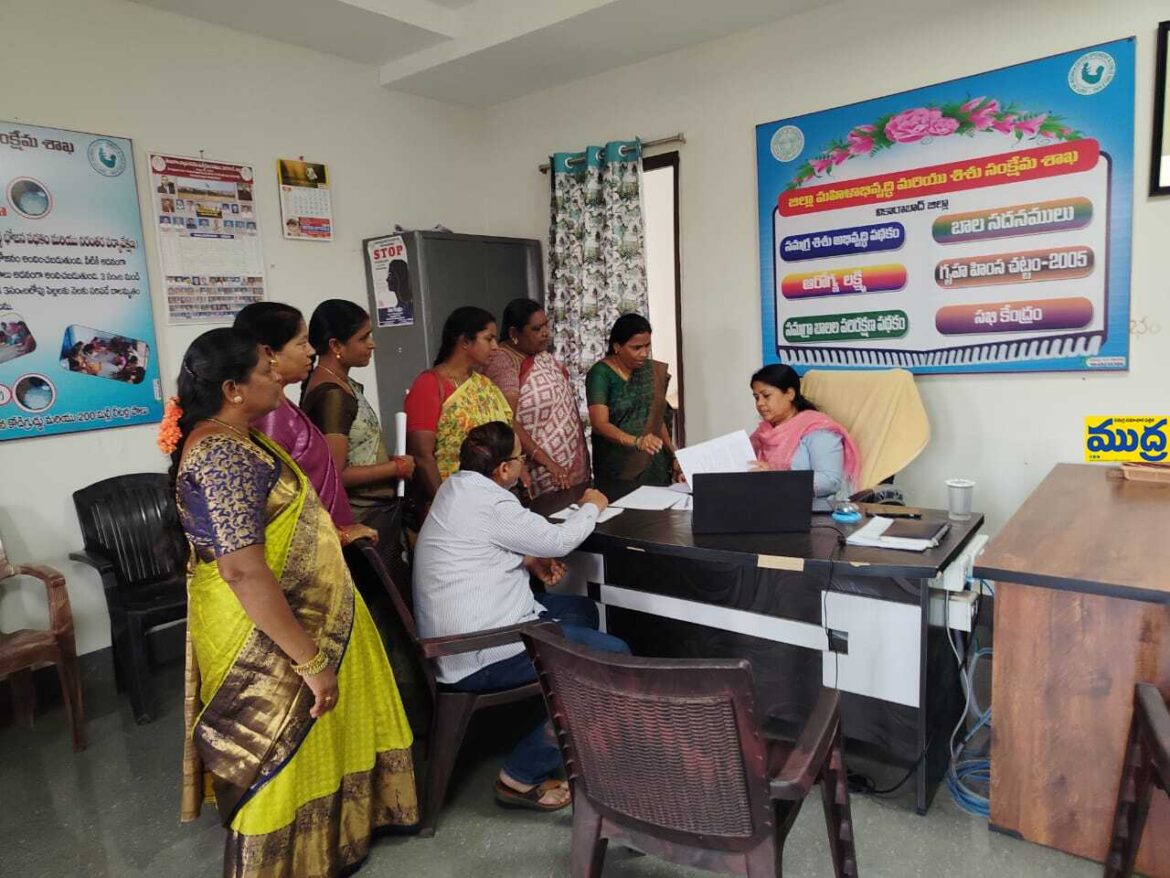 ఐసిడిఎస్ జిల్లా ప్రాజెక్టు ప్రాజెక్టు అధికారికి నోటీసులు నోటీసులు ఇచ్చిన సిఐటియు
