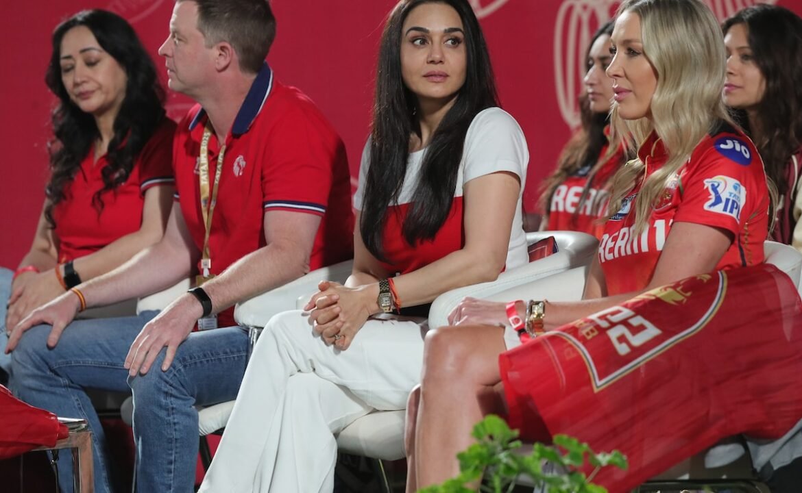 పంజాబ్ కింగ్స్ స్టార్ శశాంక్ సింగ్ మముత్ సిక్స్ స్లామ్ చేసినందున ప్రీతి జింటా ప్రశాంతంగా ఉండదు - వీడియో వైరల్
