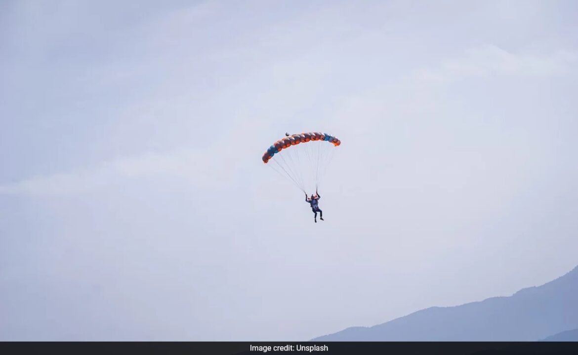 పారాచూటిస్ట్ UK లో సాధారణ జంప్ సమయంలో మరణిస్తాడు, స్కైడైవింగ్ సెంటర్ ఇది "ఉద్దేశపూర్వక చర్య" అని చెప్పింది
