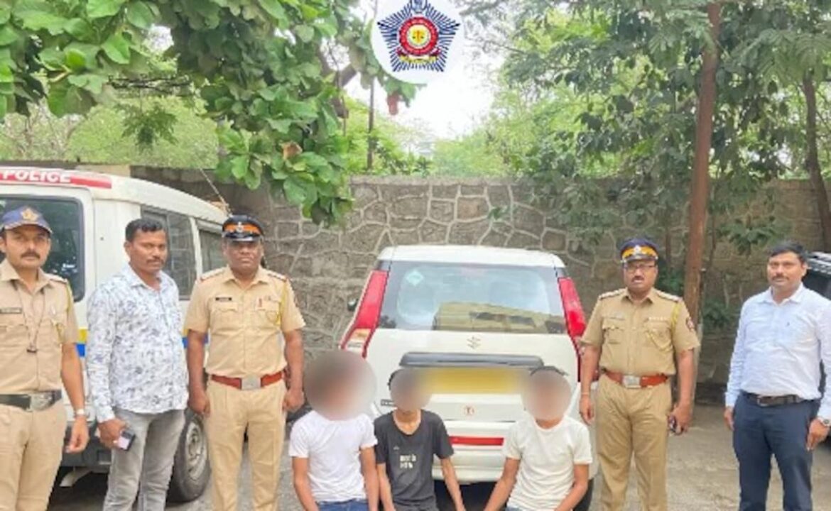 పురుషులు స్టంట్స్ చేస్తారు, ముంబై చెంబూర్లో కార్ల మీదుగా చేతులు పట్టుకున్నారు, పోలీసులను అరెస్టు చేశారు
