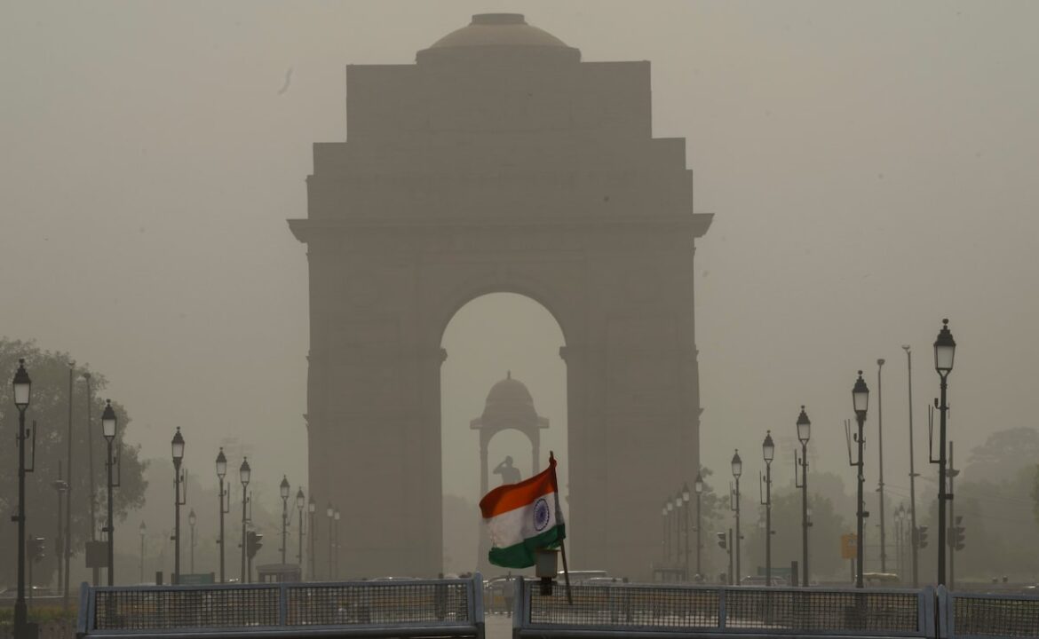 రాత్రిపూట దుమ్ము తుఫాను తర్వాత Delhi ిల్లీ గాలి నాణ్యత పేలవమైన వర్గంలోకి జారిపోతుంది
