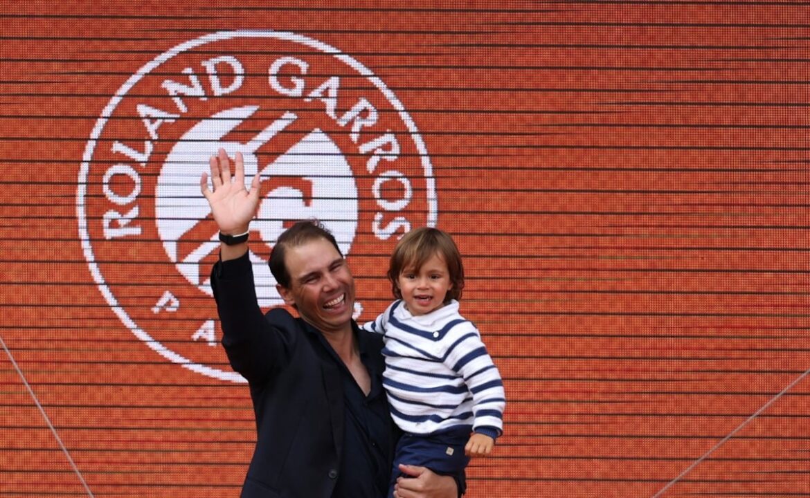 రోలాండ్ గారోస్ రిటైర్డ్ 'కింగ్ ఆఫ్ క్లే' రాఫెల్ నాదల్ కు నివాళి అర్పించారు
