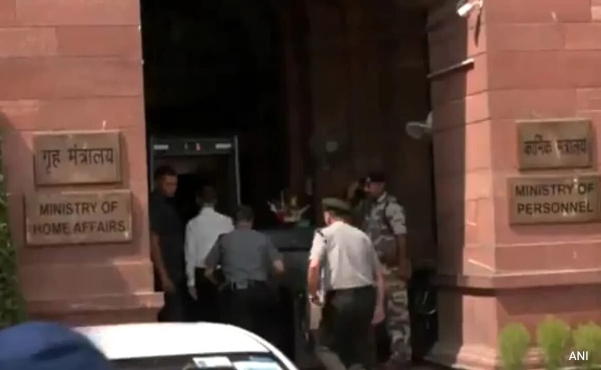 శత్రు బెదిరింపుల మధ్య పౌర రక్షణను బలోపేతం చేయాలని యుటిలను హోం మంత్రిత్వ శాఖ కోరింది
