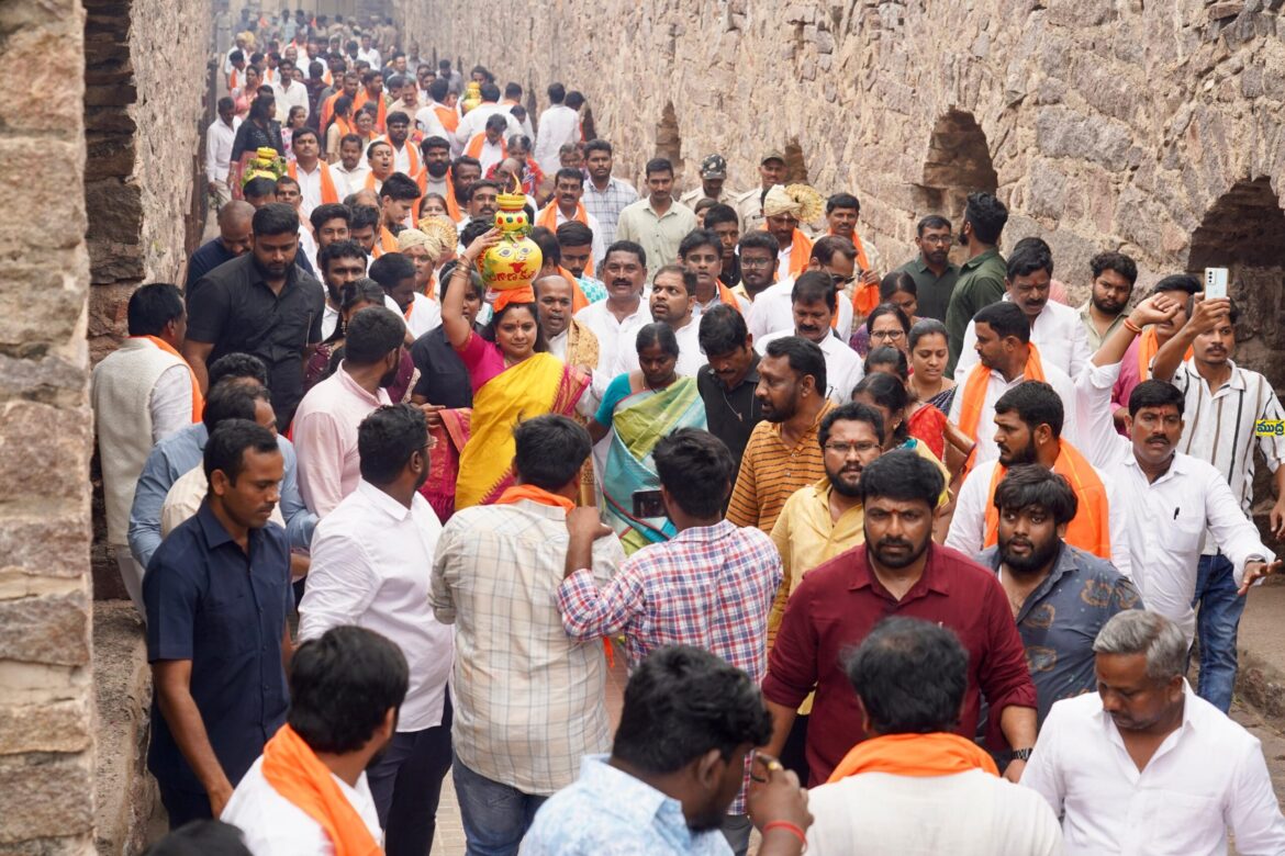 జగదాంబికా అమ్మవారికి బోనం సమర్పించిన సమర్పించిన
