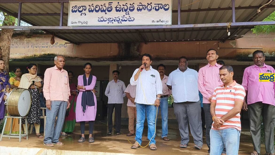 అత్యున్నత మార్కులు సాధించిన విద్యార్థులకు నగదు బహుమతి అందజేత అందజేత
