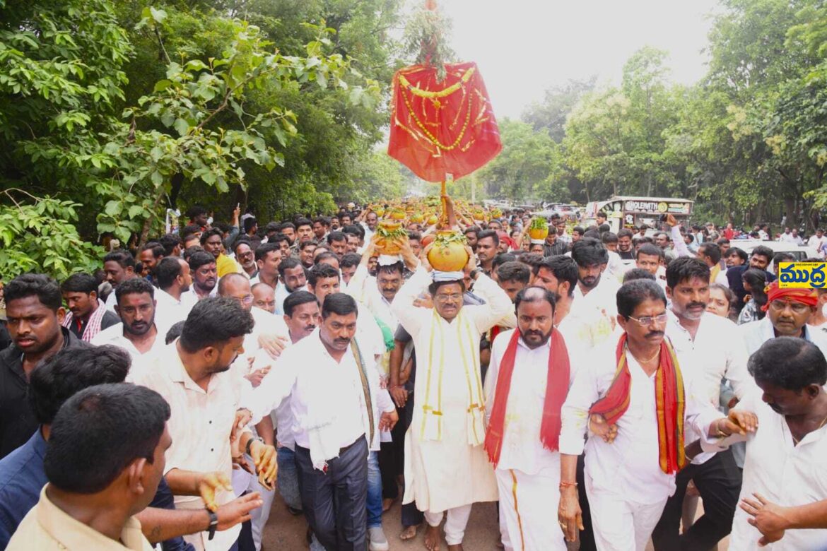 కిక్కిరిసిన గాంధారి మైసమ్మ బోనాల బోనాల
