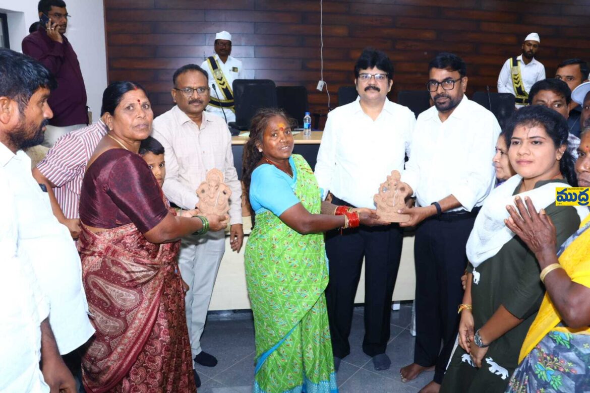 మట్టి గణపతి విగ్రహాలతో పర్యావరణ పర్యావరణ
