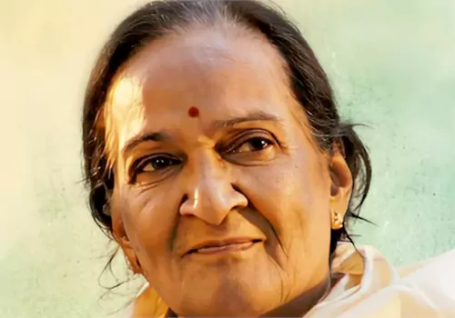 ప్రముఖ గాయనీమణి గాయనీమణి .. తొలి తొలి పాట ఆమెదే ఆమెదే – ప్రముఖ గాయనీమణి గాయనీమణి .. తొలి తొలి పాట ఆమెదే ఆమెదే