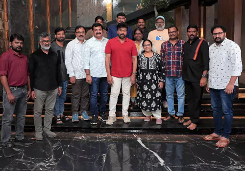 మెగాస్టార్ చిరంజీవి గారిని కలిసిన తెలుగు ఫిల్మ్ జర్నలిస్ట్ అసోసియేషన్ నూతన కమిటీ మెగాస్టార్ చిరంజీవి గారిని కలిసిన తెలుగు ఫిల్మ్ జర్నలిస్ట్ అసోసియేషన్ నూతన కమిటీ