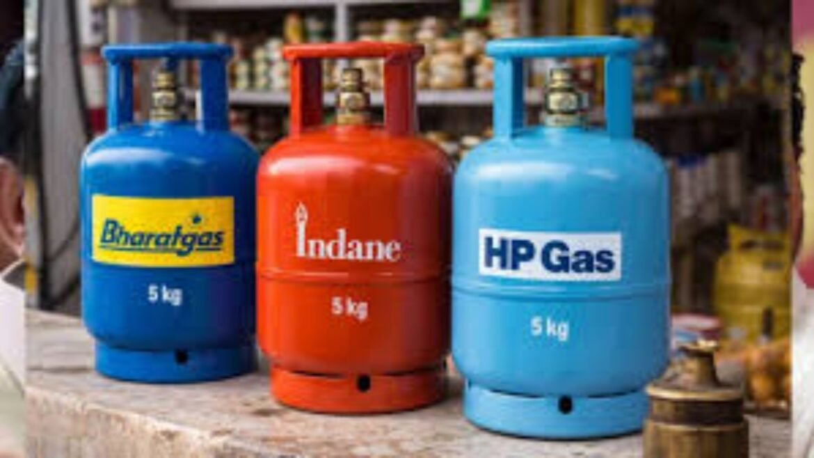5kg LPG సిలిండర్: చిన్న బండకు పెద్ద డిమాండ్-రికార్డు స్థాయి కొనుగోళ్లు..! | LPG సప్లై స్ట్రాటజీ ఆఫ్ పేస్: 6.6 లక్షల చిన్న సిలిండర్‌లు ప్రభుత్వ ర్యాంప్ డిస్ట్రిబ్యూషన్‌గా విక్రయించబడ్డాయి
