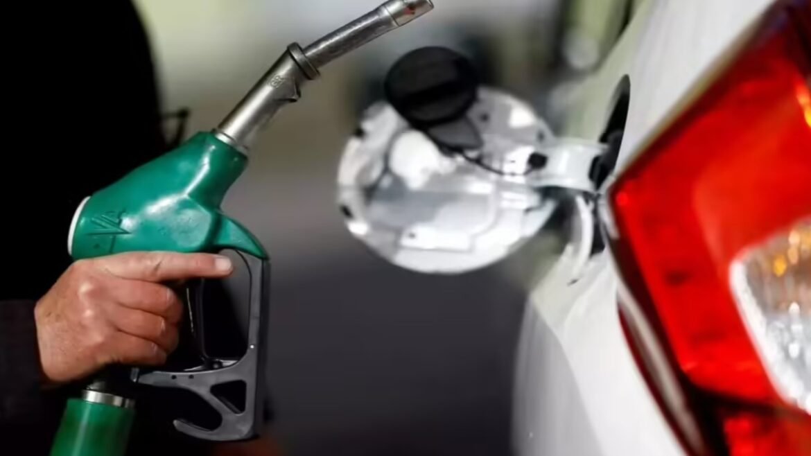 అమెరికా దిగ్బంధం దెబ్బ- ఇక వాహనదారులపై పెట్రో మోత? | చమురు తయారీదారులు అధిక ధరల కోసం బ్రేస్: మిడిల్ ఈస్ట్ సంక్షోభం మధ్య రెగ్యులర్ పెట్రోల్ మరియు డీజిల్ ధరలు తదుపరి పెంపుదల
