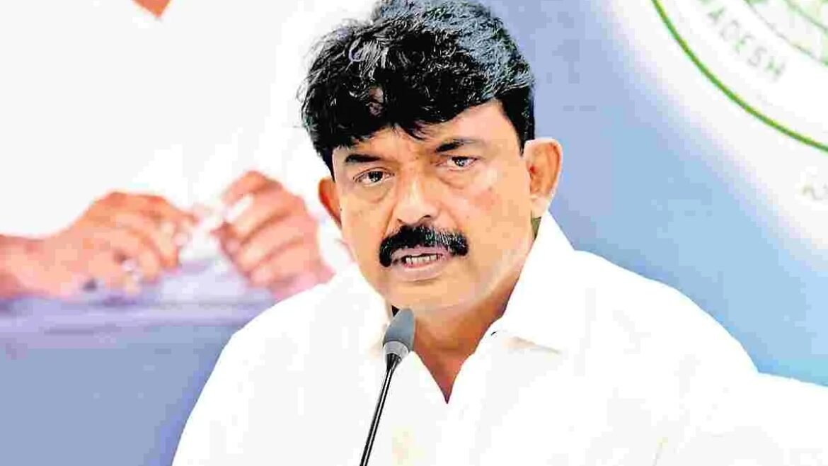 కేసీఆర్ కాళ్లు పట్టుకున్నా సరే.. అలా చేస్తానంటూ వైసీపీ నేత వార్నింగ్ ! | వైఎస్సార్ కాంగ్రెస్ పార్టీకి చెందిన మాజీ మంత్రి పేర్ని నాని పోలీసులపై సంచలన వ్యాఖ్యలు చేశారు
