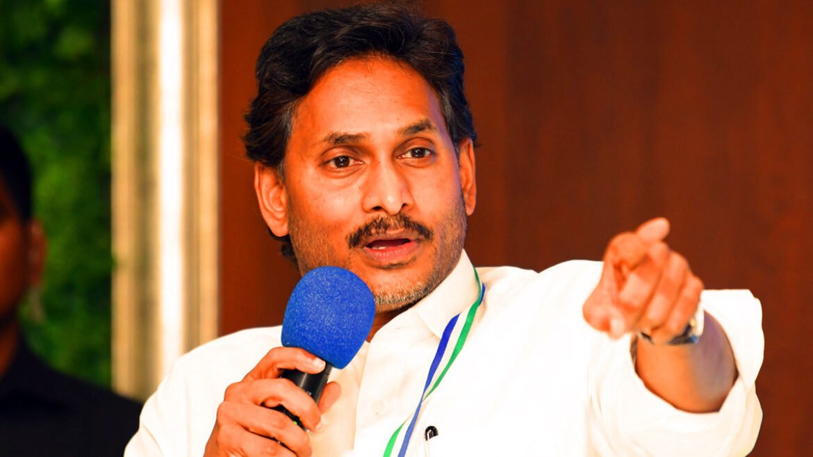 జగన్ సన్నిహిత నేతకు బిగిస్తున్న ఉచ్చు, కుమారుడితో సహా - లిస్టులో నెక్స్ట్..!! | మద్యం అక్రమ రవాణా కేసులో మాజీ మంత్రి కారుమూరి నాగేశ్వరరావు, కుమారుడికి సిట్ అధికారులు నోటీసులు జారీ చేశారు.
