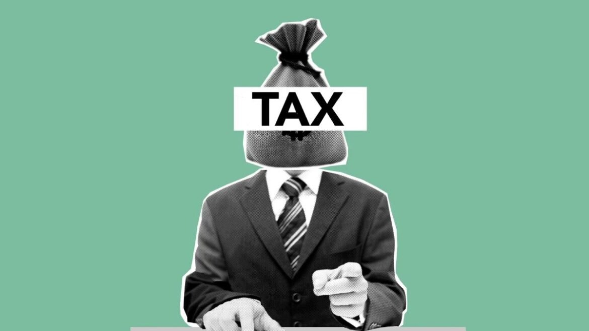 పన్ను: తక్కువ పన్ను కట్టే ట్రిక్ ఇదే. ఏ పన్ను విధానం మీకు లాభం? | పాత వర్సెస్ కొత్త పన్ను విధానం: రూ. 12 లక్షలతో పాటు జీతం ఉన్న ఉద్యోగులకు ఏది ఎక్కువ డబ్బు ఆదా చేస్తుంది?
